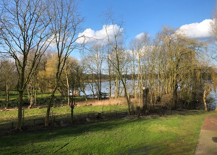 Moderne Am Yachthafen *